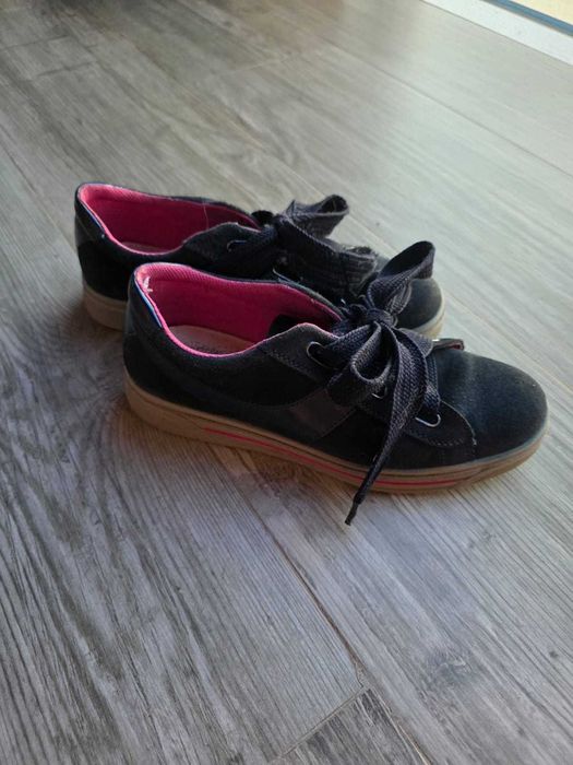 Продам детские кроссовки