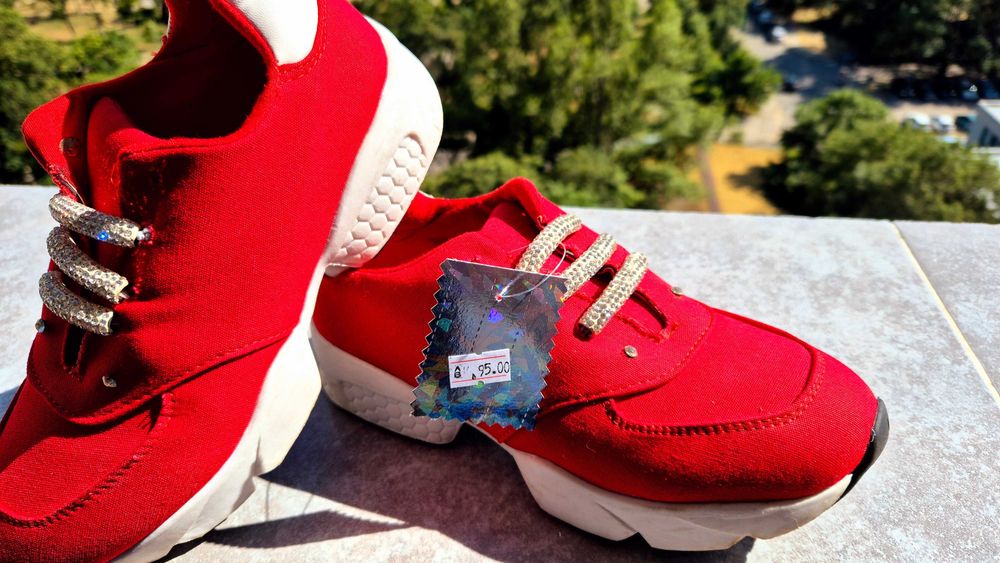 Обувки маратонки червени, с етикет