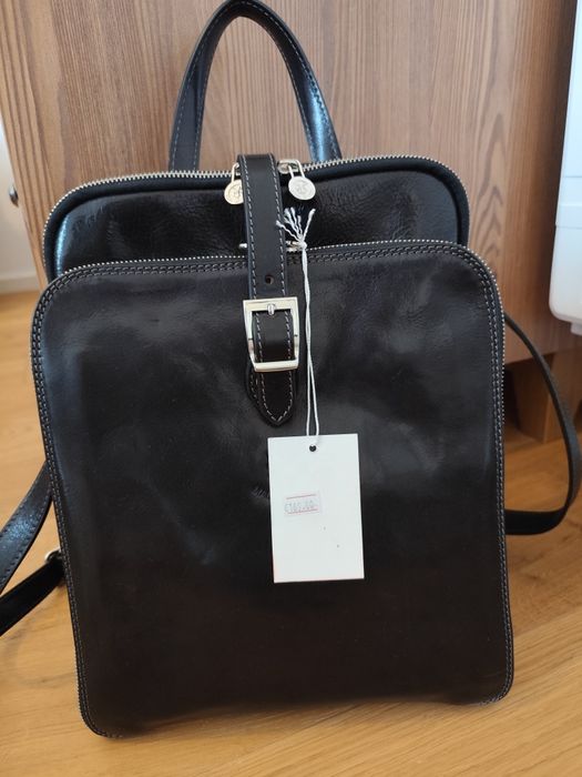 Продавам италианска черна раница от естествена кожа. Нова