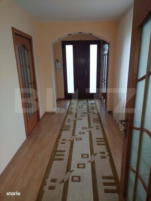 Casa de vanzare, cu 6 camere, 300 mp, spatioasa, in Campulung Moldoven