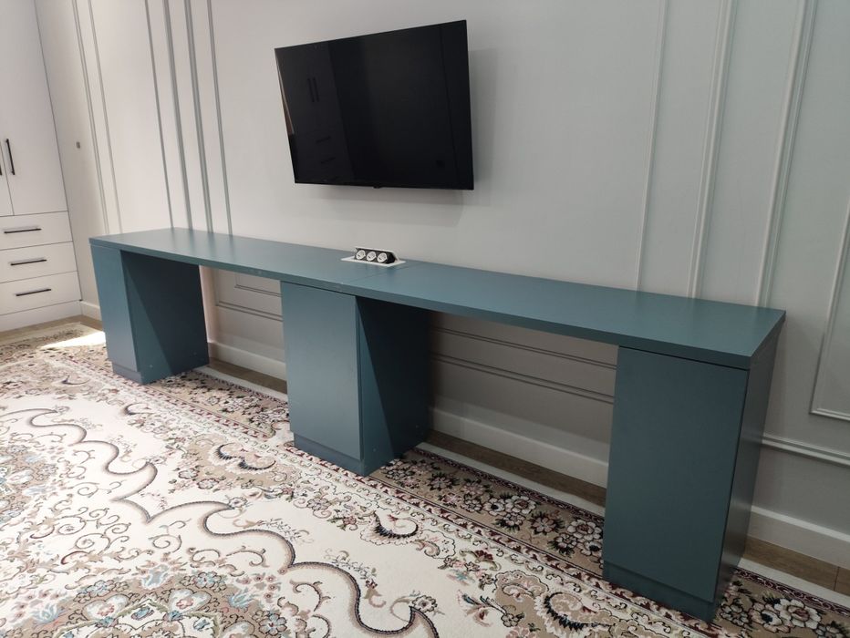 Стол с 3 тумбочками