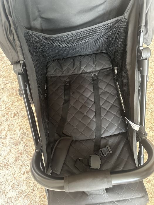 Чёрная прогулочная коляска