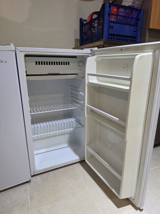 Продавам хладилник с камера