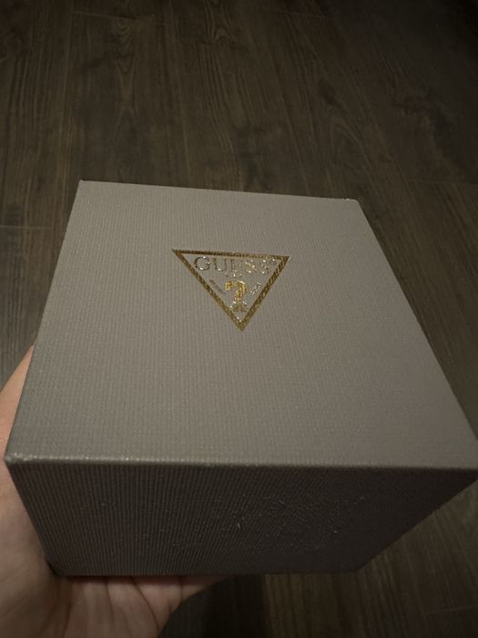 Продавам дамски часовник Guess