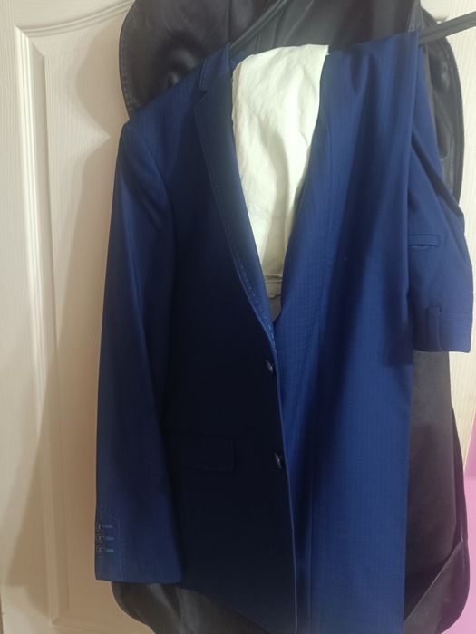 Абитуриентски костюм