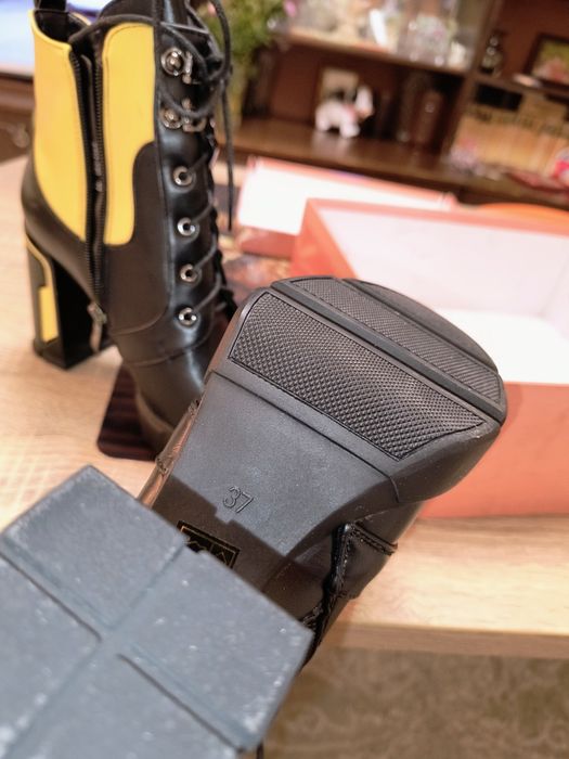 Продавам дамски боти