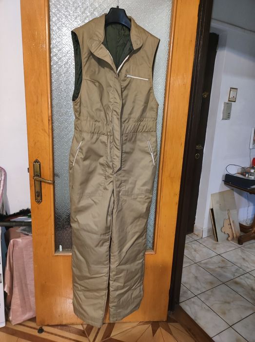 Vestă  reflectorizantă , un halat bej si un badi  bej .