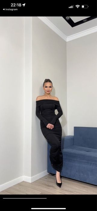 Черное облегающее платье