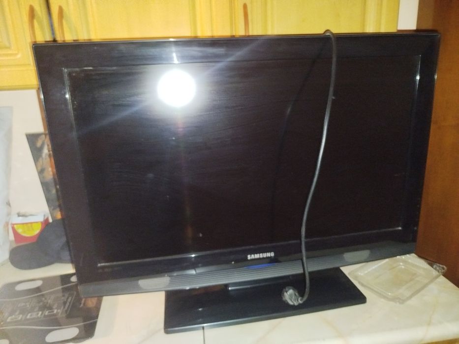 Продам телевизор Samsung LE32B350F1W. Б/у