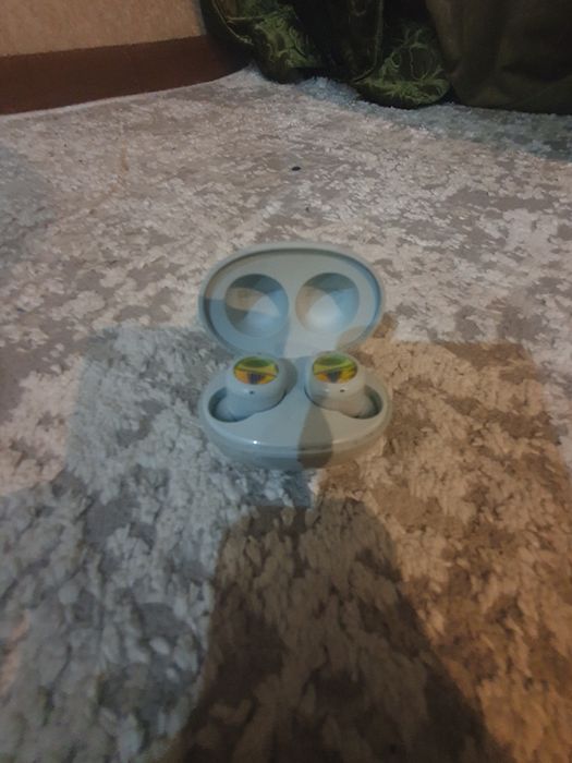 Продам без проводные наушники realme