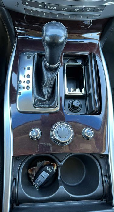 Автомобил INFINITI M35H hybrid