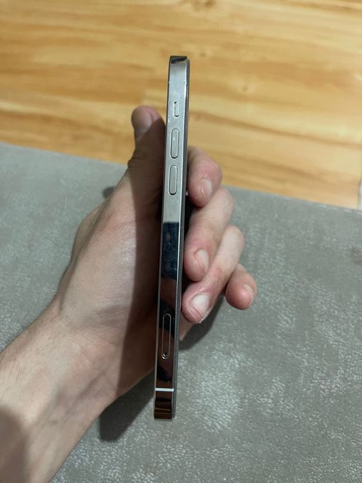 IPhone 12 pro с документами