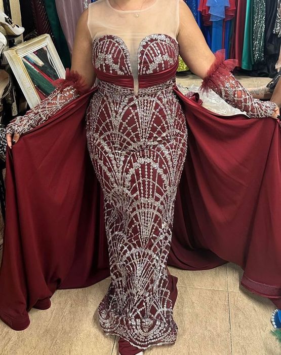 Рокля в цвят бордо