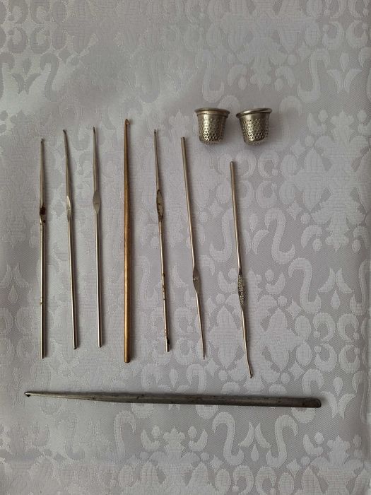 Croseta metalica, diferite dimensiuni (8 buc) + doua degetare metalice