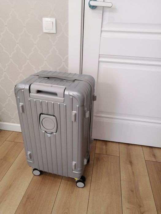 Продам средний чемодан