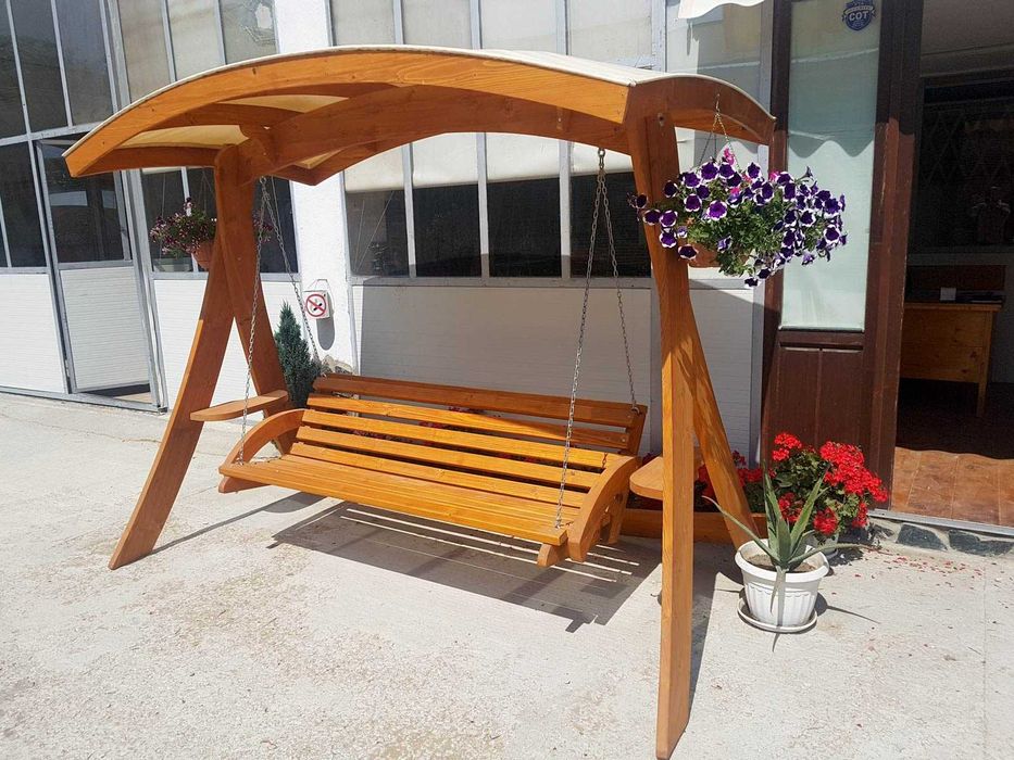 дървена люлка със сенник