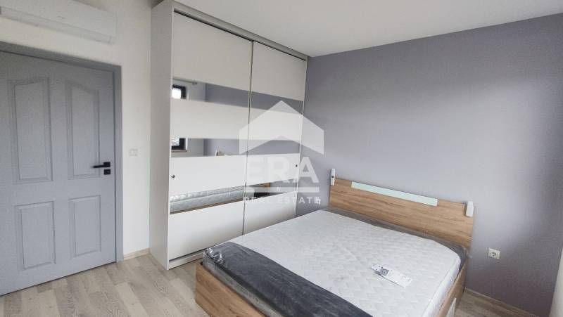 ЕКСКЛУЗИВНО! Двустаен новообзаведен апартамент с паркомясто под наем в