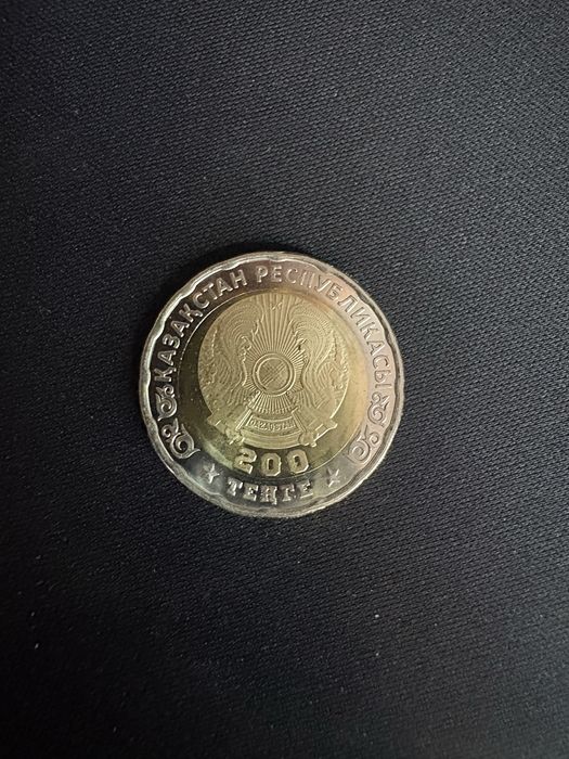 Монета наминалом 200 продам