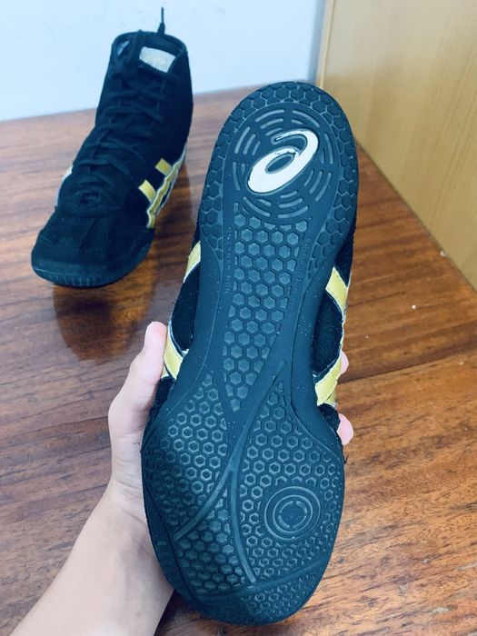 Продается Оригинальные борцовки asics tiger цена 15к торг есть!