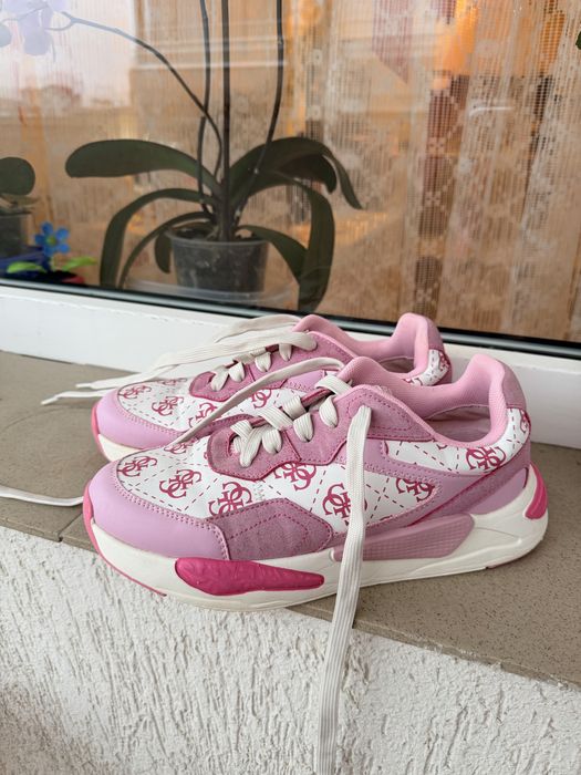 Обувки Guess с кутия