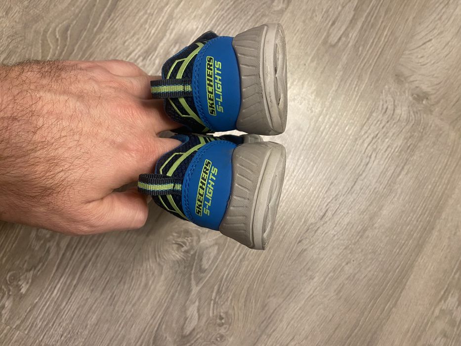 Adidasi Skechers cu lumini marimea 25