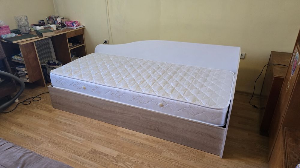 Легло с матрак и повдигащ механизъм