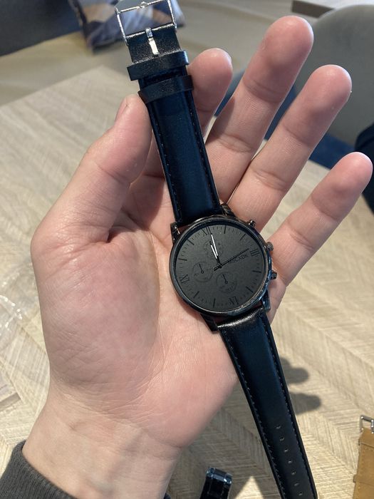 Продам новые часы за дешево.