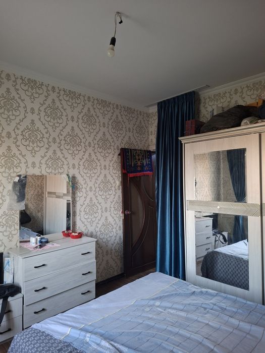 Продается спальный гарнитур шкаф купе кроват трюмо и тумбочки