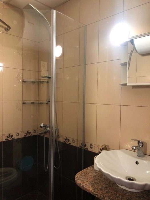 Двустаен под наем, Изток