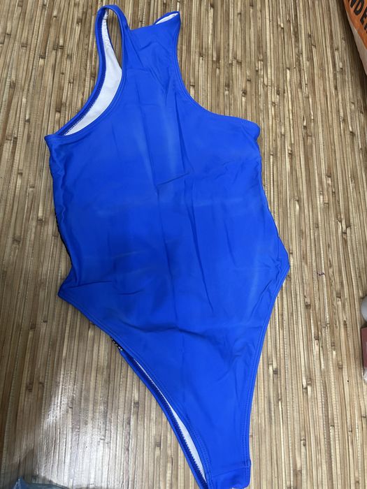 открытый синий купальник