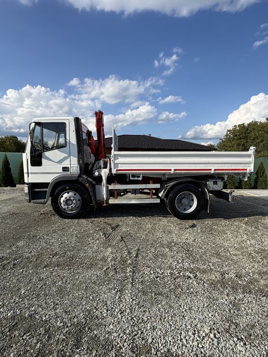 Camion basculabil cu macara
