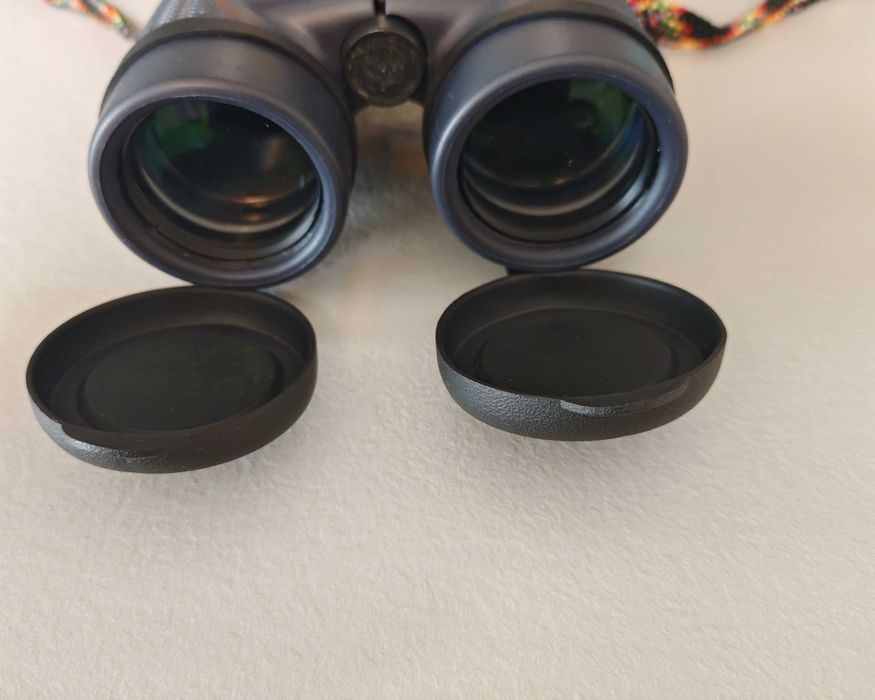 Binoclu Bushnell 8x42 Waterproof.