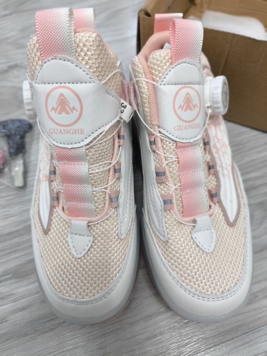 Продам кроссовки ролики.