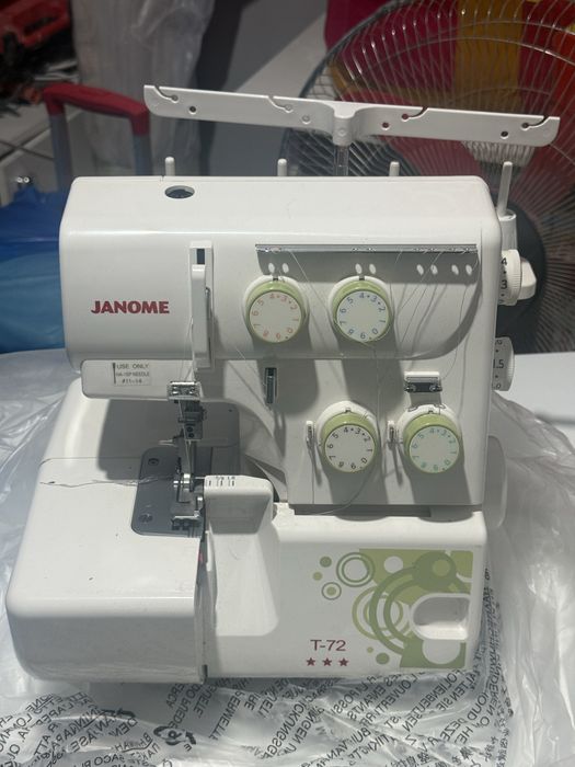 Продаётся оверлок Janome T-72