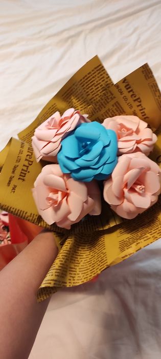 Flori de hârtie lucrate manual