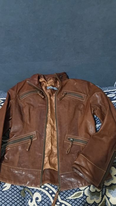 Продам куртку короткая не ношаная . Кожа .