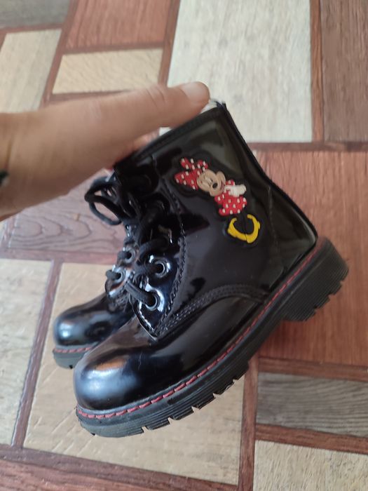 Продам осенние ботинки на девочку 26р