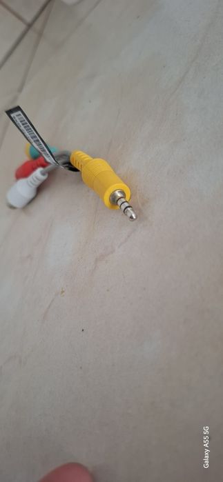 Cablul este un adaptor audio-video Samsung BN39-02189A (DC la RCA).

P