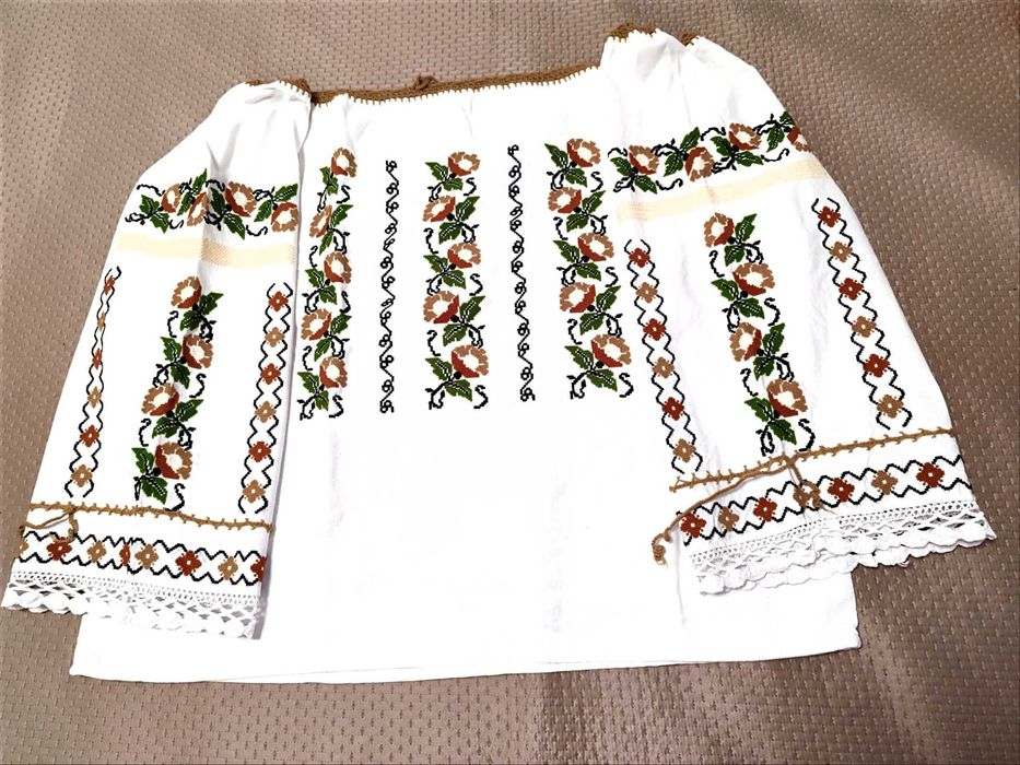 Ie tradițională cusuta manual