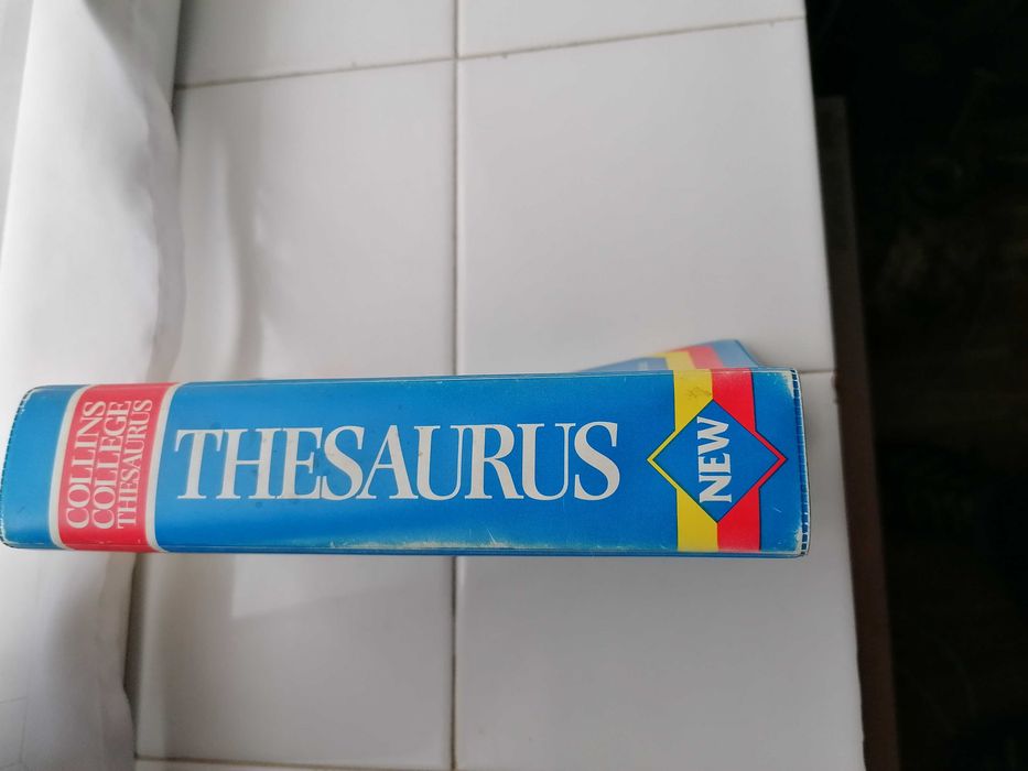 Продавам английски речник Collins college thesaurus 1995 година