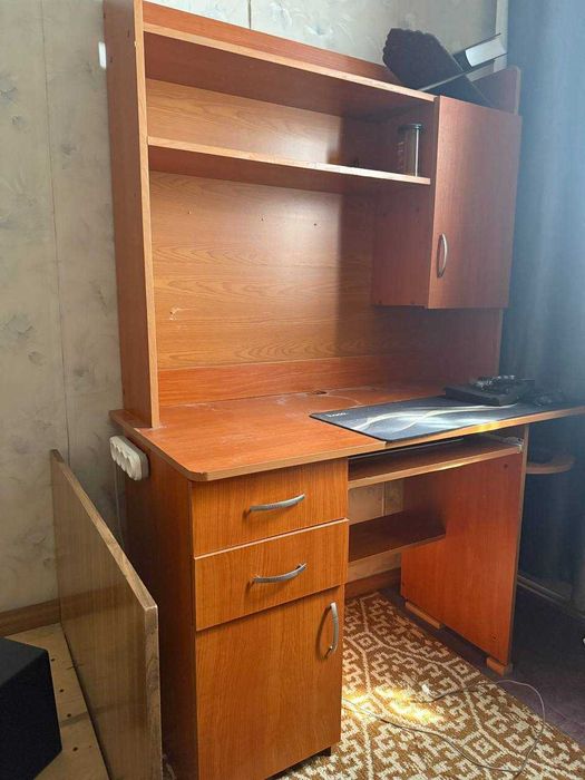 Компьютерный стол с полками