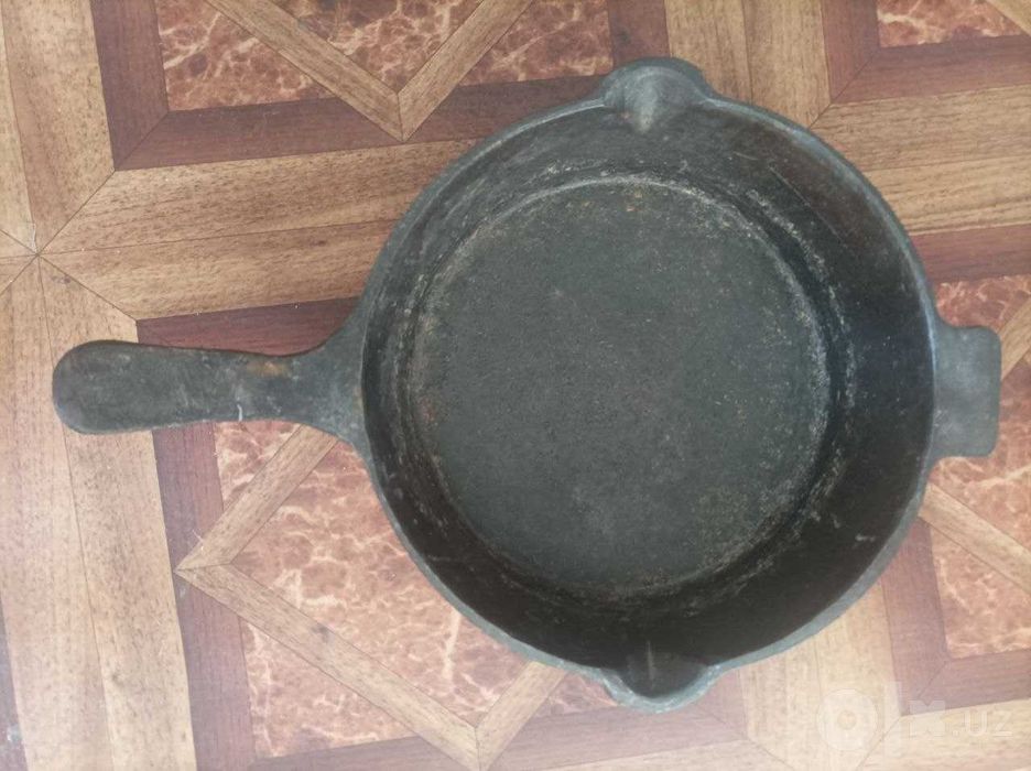 Чугунная сковородка советская, тяжелая.