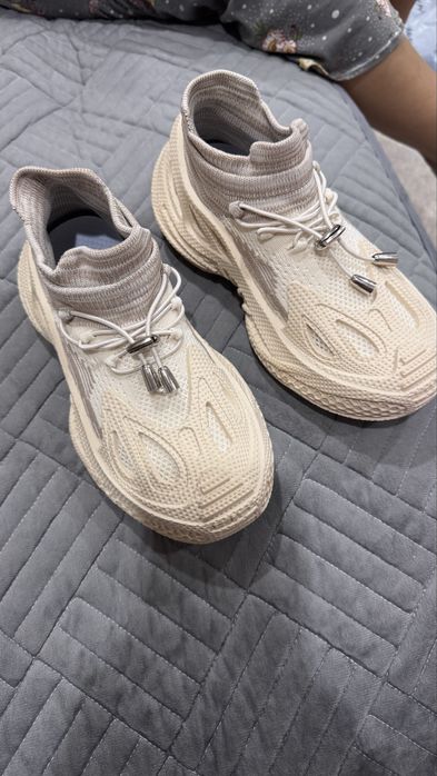 Продам кроссовки изи