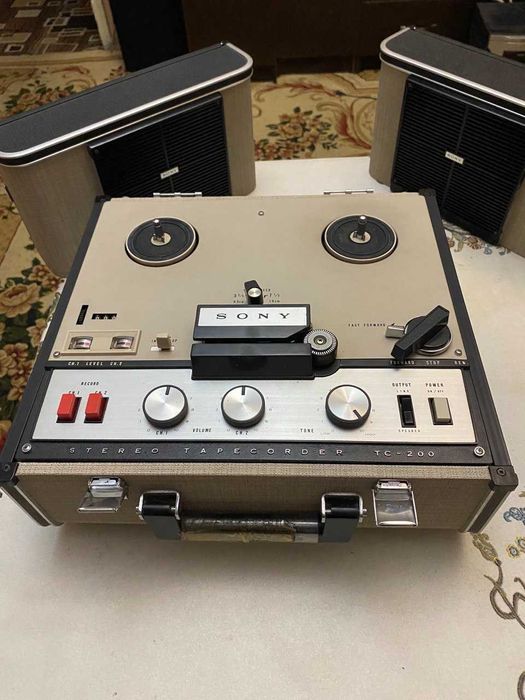 Катушечный магнитофон  SONY TC-200  Коллекционное состояние.