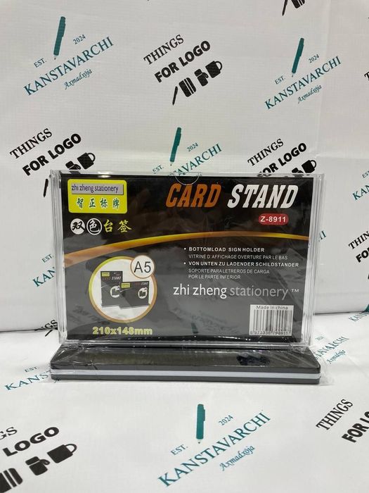 Shaffof akrildan tayyorlangan qulay stol stendi.