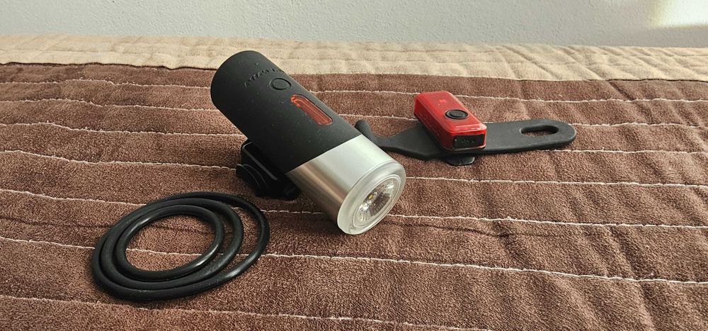 Set lumini bicicleta Elops LED 920 USB si Btwin LED 100 USB