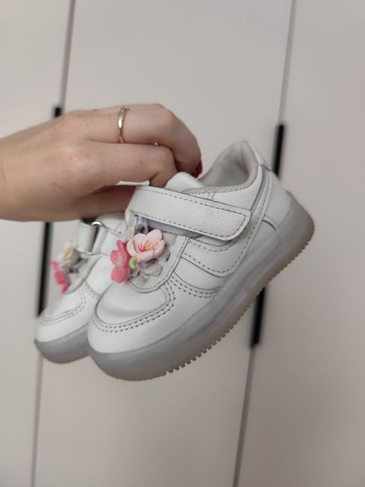 Продам кроссовки детские