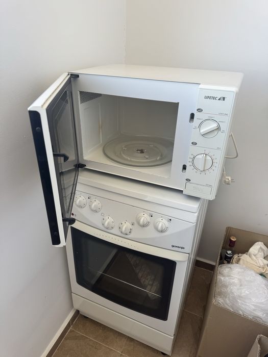 Готварска печка Gorenje в перфектно състояние , комбинирана с електрически и газови котлони и микровълнова фурна немска LIFETEC