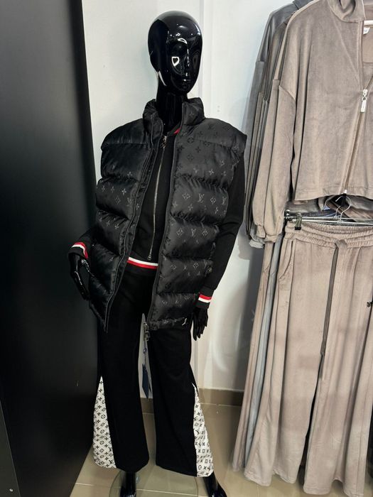 ig:D1AFACTOR Vest Louis Vuitton Black In Stoc (S M L XL XXL)