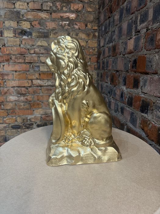 Статуи из гипса львы